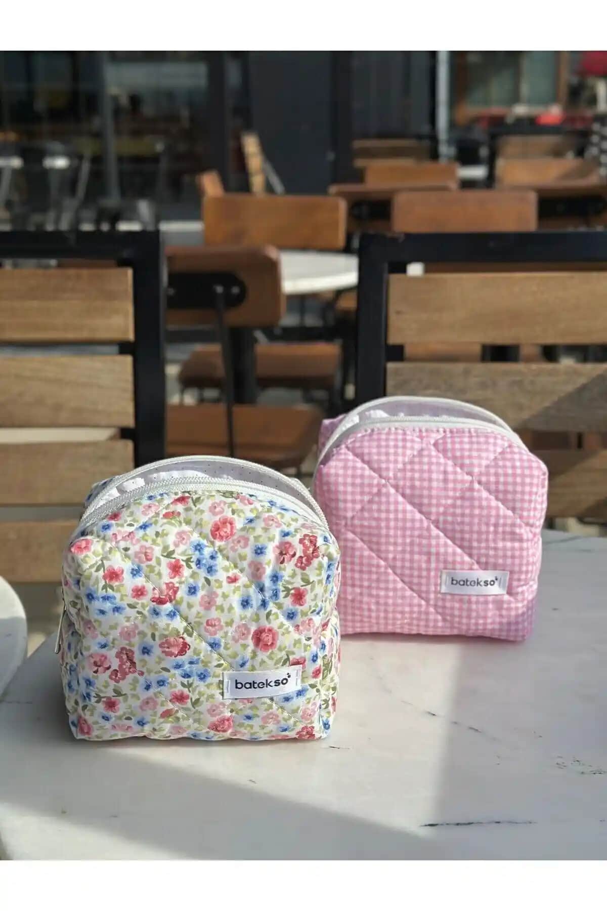 Batekso 2'li Kare Desenli Makyaj Çantası Şıklık ve İşlevselliği Bir Arada Sunar