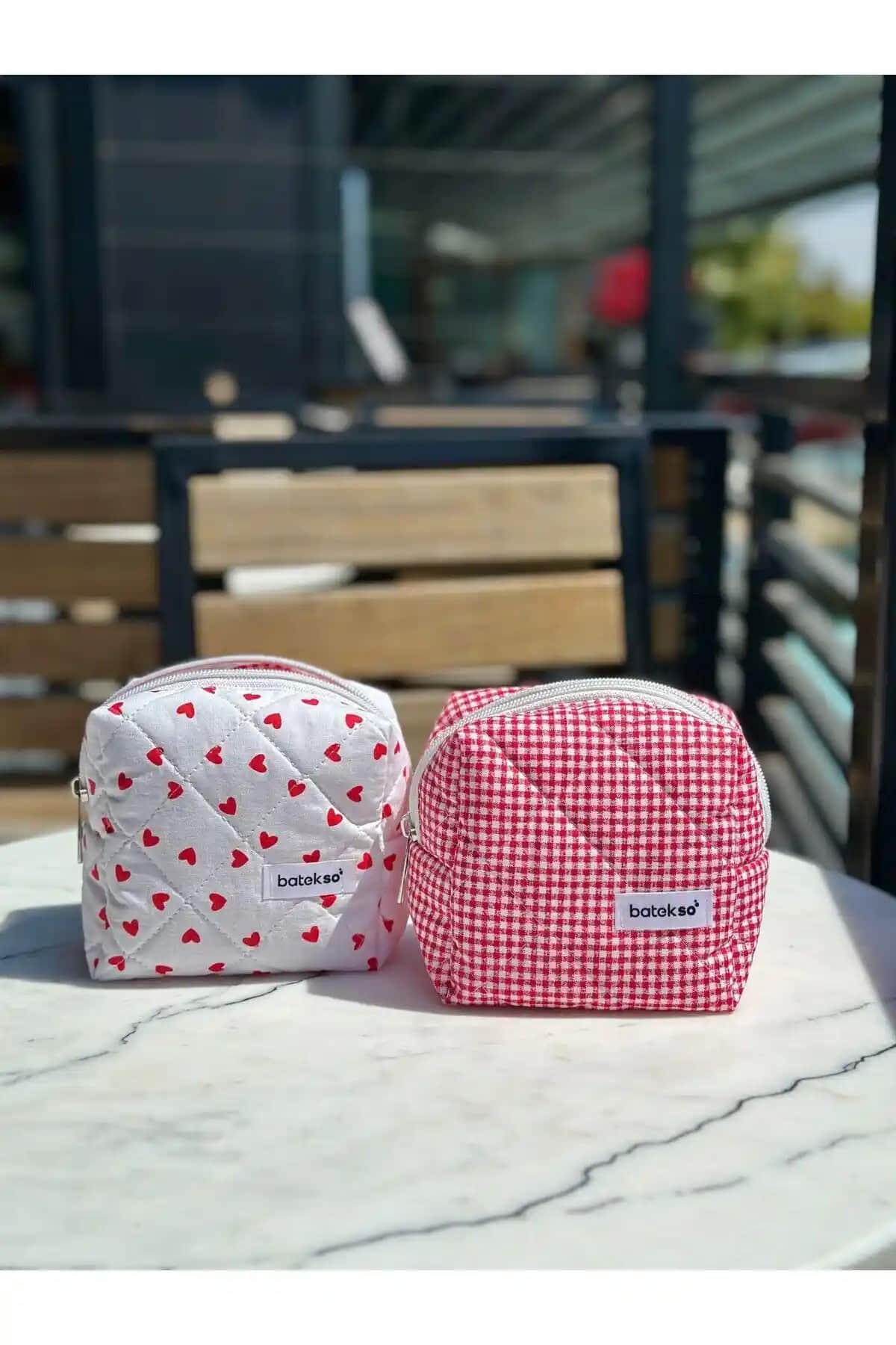 Batekso Makaj Çantası Karşılaştırması: Kırmızı Kalp ve Pembe Yeşil Desenli Modeller