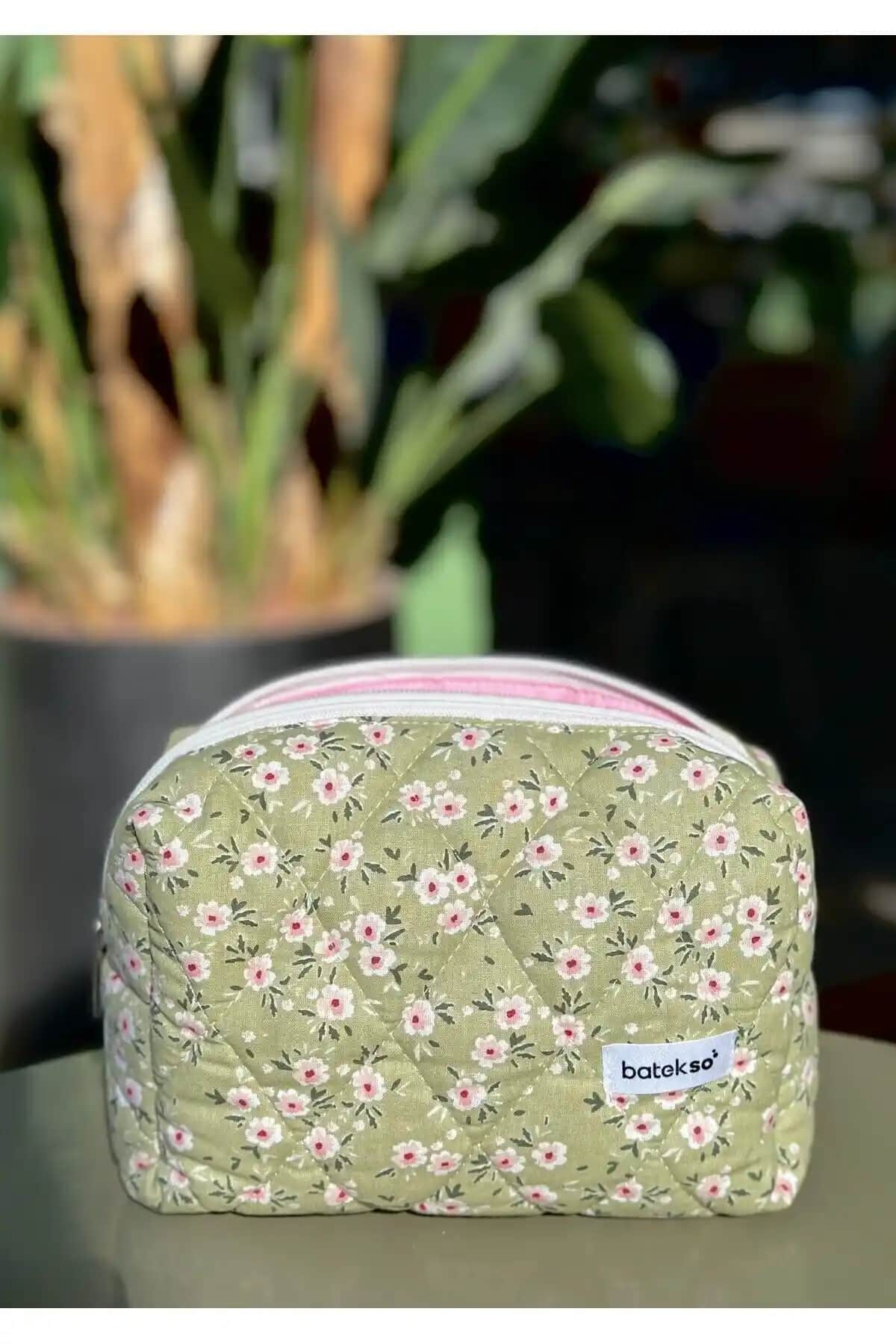 Batekso Yeşil Çiçek Desenli Büyük Boy Makyaj Çantası Estetik ve Fonksiyonel Tasarım