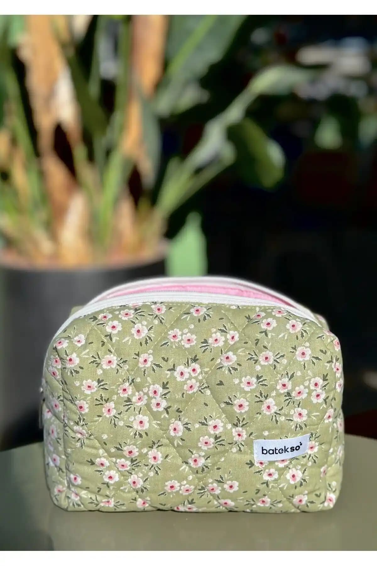 Batekso Yeşil Çiçek Desenli Büyük Boy Makyaj Çantası Estetik ve Fonksiyonel Tasarım