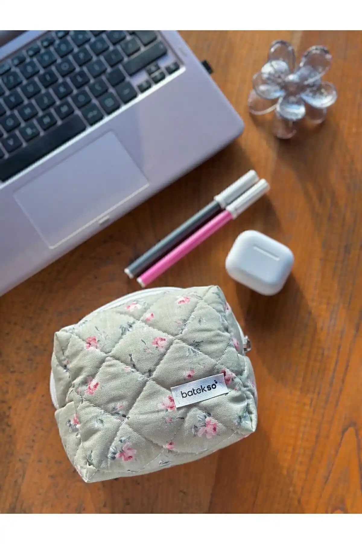 Batekso Yeşil Gül Desenli Küçük Makyaj Çantası Dayanıklı ve Şık Tasarım