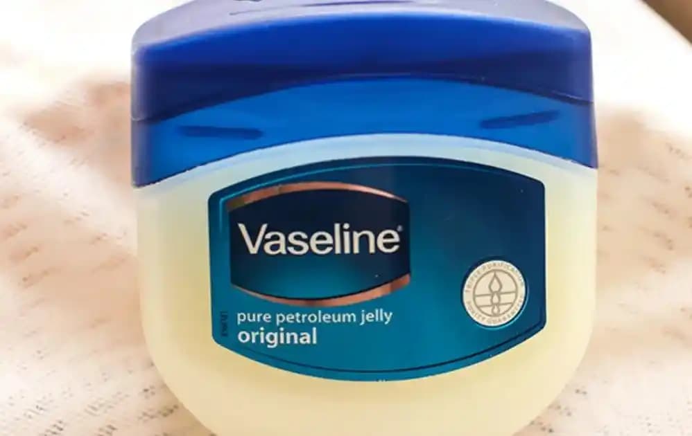 Beyaz Vazelin Nedir ve Cilt Bakımında Çok Yönlü Kullanımları Hangi Faydaları Sunar