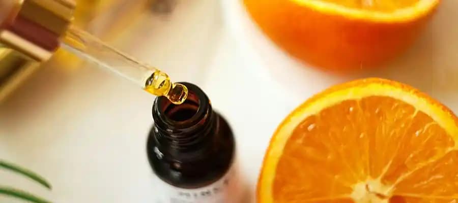 C vitamini serumu nedir ve cilt sağlığına nasıl katkı sağlar