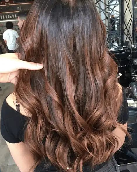 Çikolata Kahve Saç Rengi: Trendler, Modeller ve Bakım İpuçları