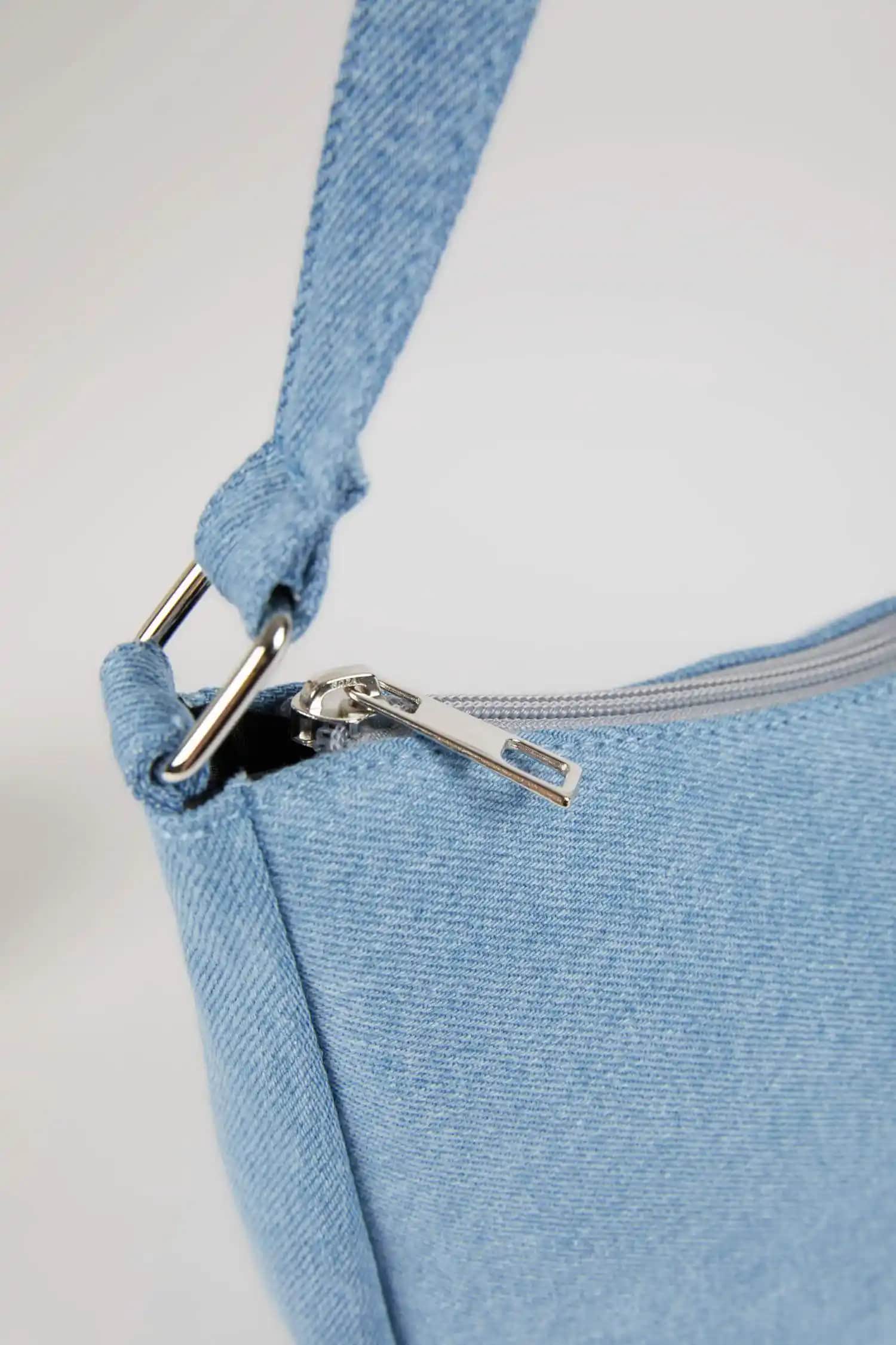 DeFacto Makyaj Çantaları: Şıklık ve Fonksiyonellik Sunan Modeller ve Özellikler