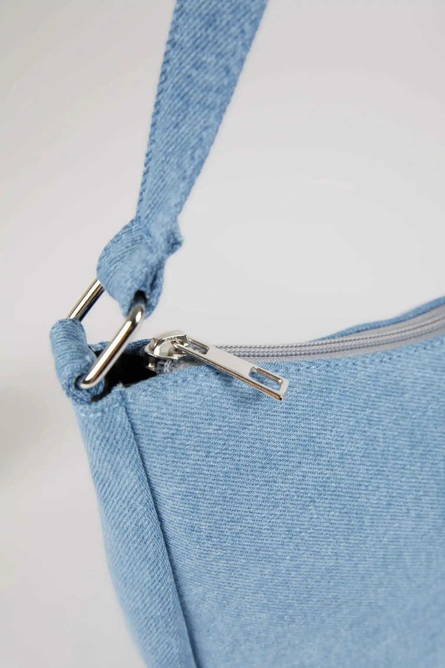 DeFacto Makyaj Çantaları: Şıklık ve Fonksiyonellik Sunan Modeller ve Özellikler