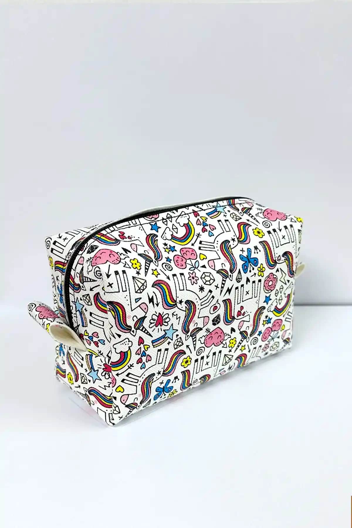 EgeOnline Bage Desenli Deri ve mlio Pembe Peluş Makyaj Çantası Karşılaştırması