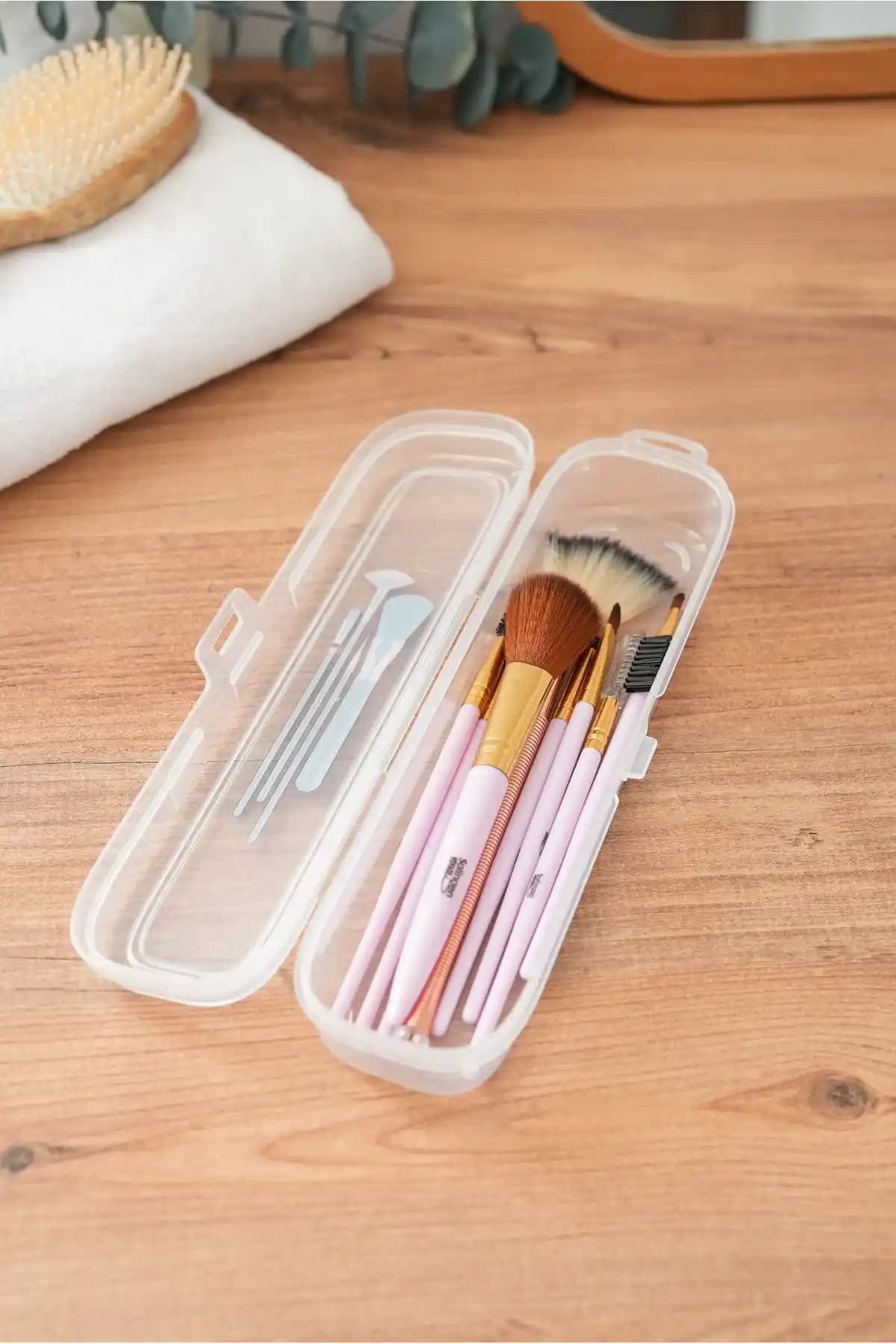 Hayveys Multix Makyaj Aksesuarları Kutusu ve İzla 5 Fırça Seti Karşılaştırması