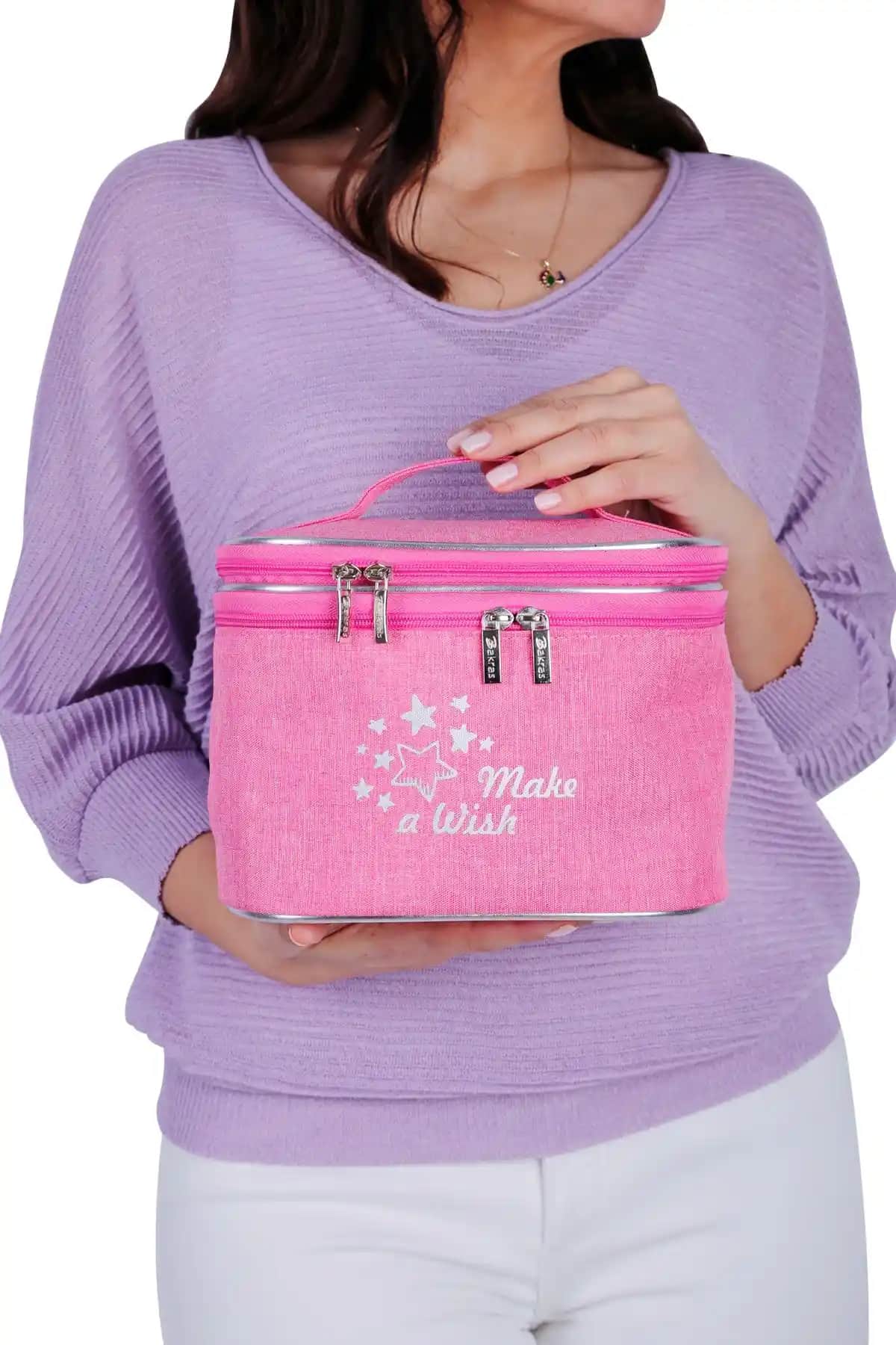 İki Popüler Makyaj Çantası Karşılaştırması: Fonksiyonellik ve Tasarım Analizi