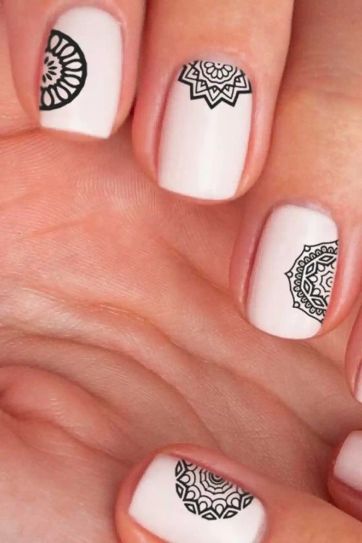 Mandala Desenli Tırnak Dövmesi ve Nail Art Stickerları Uygun Fiyatlı ve Kolay Kullanımlı