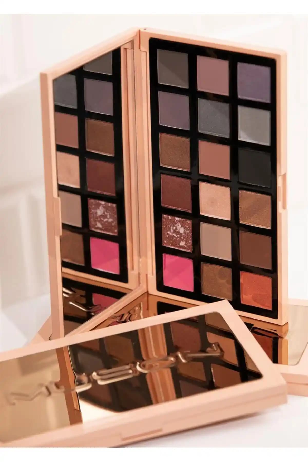 Muson Elegance ve S'GLAM 16 Renk Göz Farı Paleti Karşılaştırması