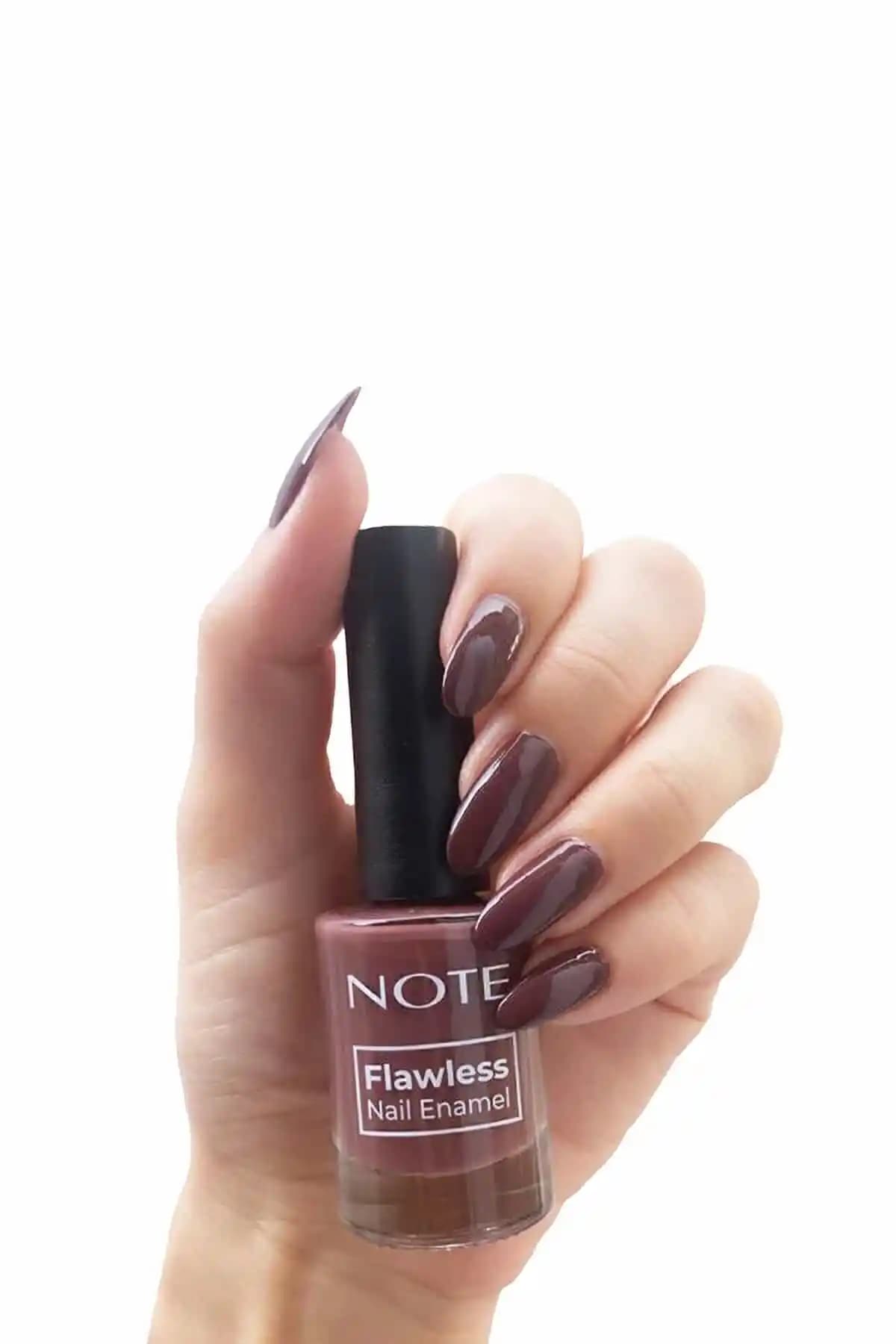 Note Cosmetics Nail Flawless Oje 27 Royalty Kahverengi, yüksek parlaklık ve kalıcılık sağlayan şık tırnak ojesi