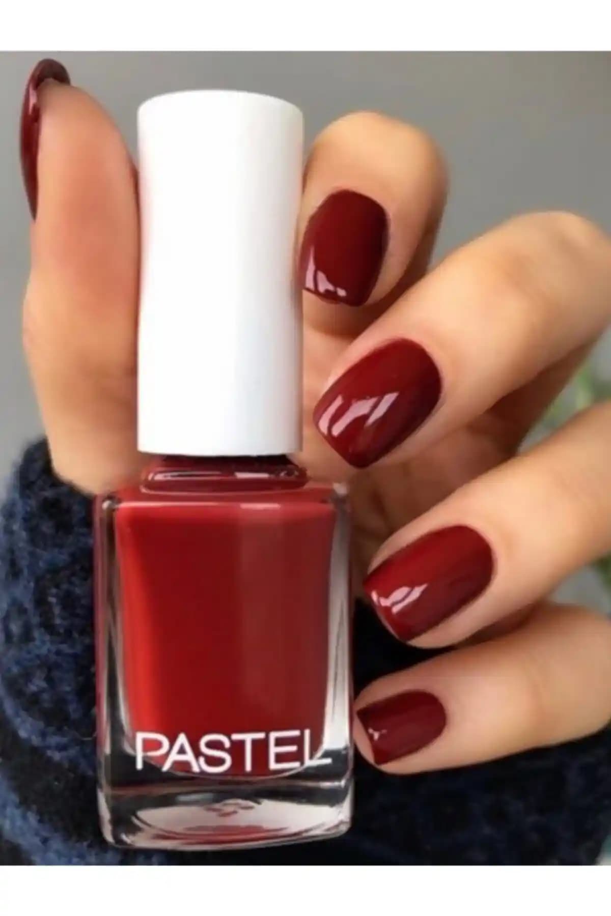 Pastel Oje 264: Parlak ve Şık Altın Tonu Oje ile Göz Alıcı Makyaj Detayı