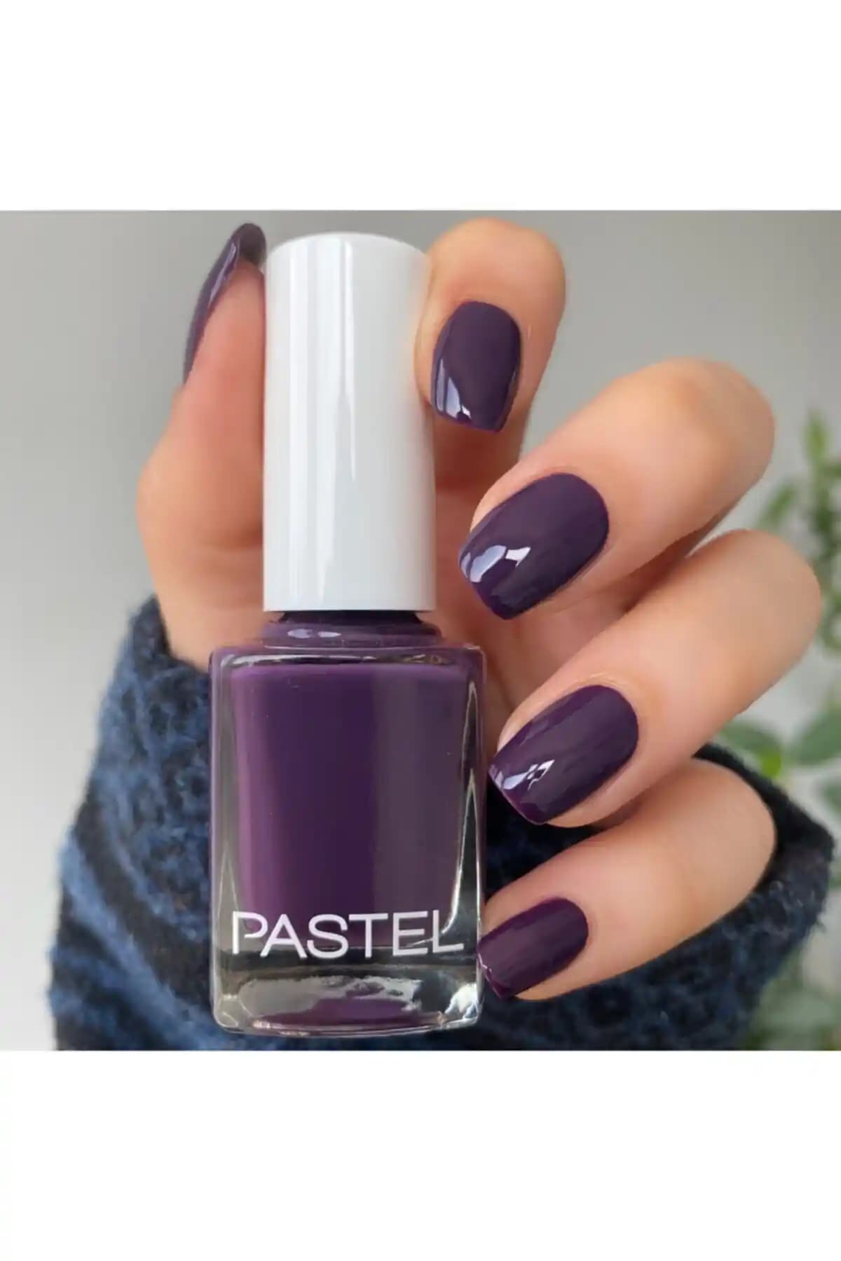 Pastel Oje 49: Uzun Süre Dayanan Parlak ve Şık Altın Tonu Oje