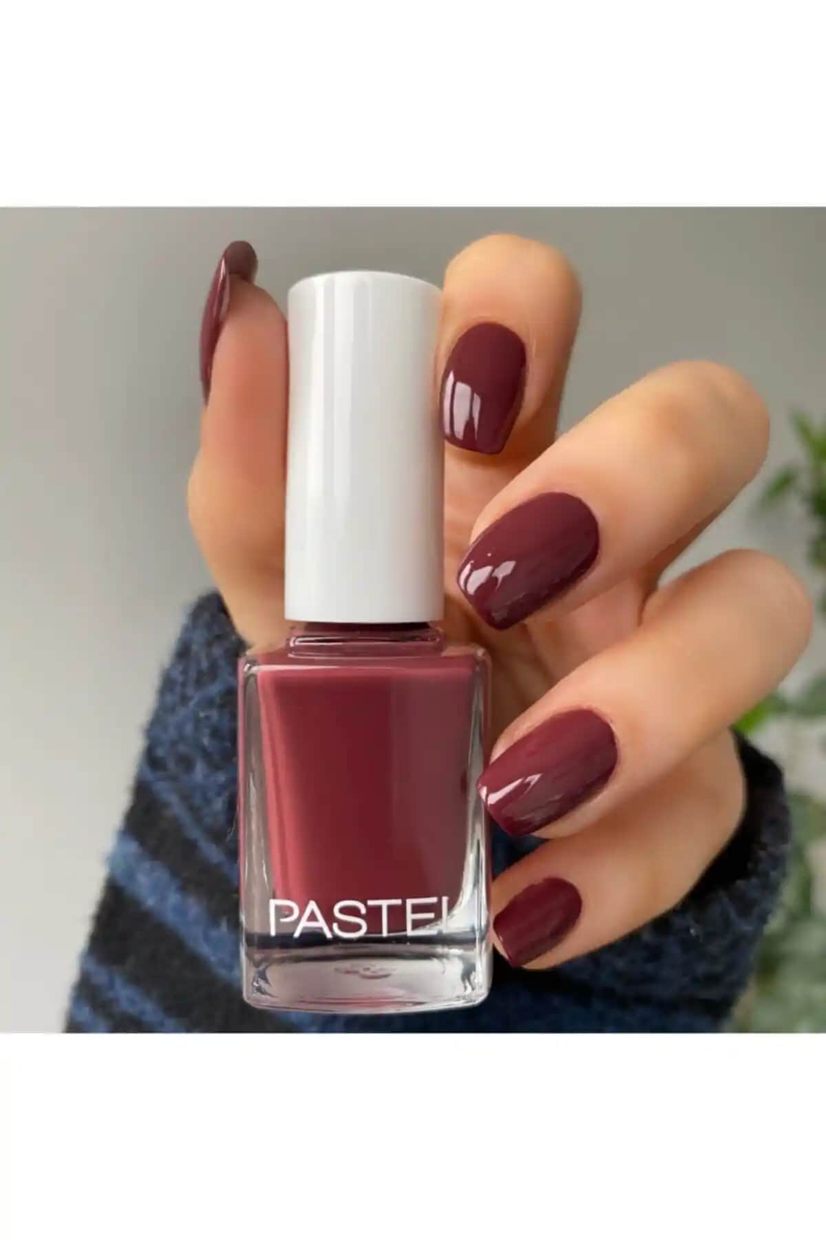 Pastel Oje 66 Yeşil Renkli Parlak ve Güvenli Tırnak Kozmetiği Ürünü