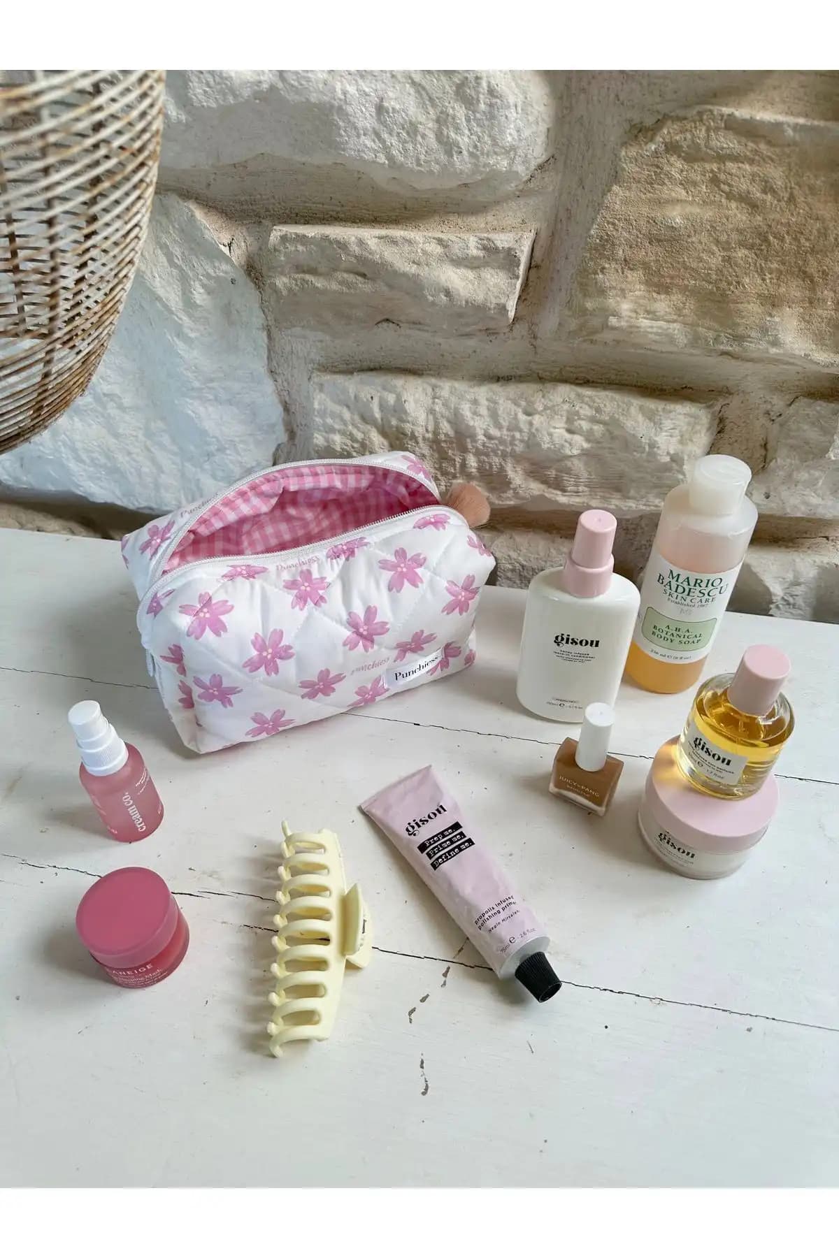 Punchiess Çiçekli Logo ve Pembe Çiçekli Makyaj Çantası Karşılaştırması