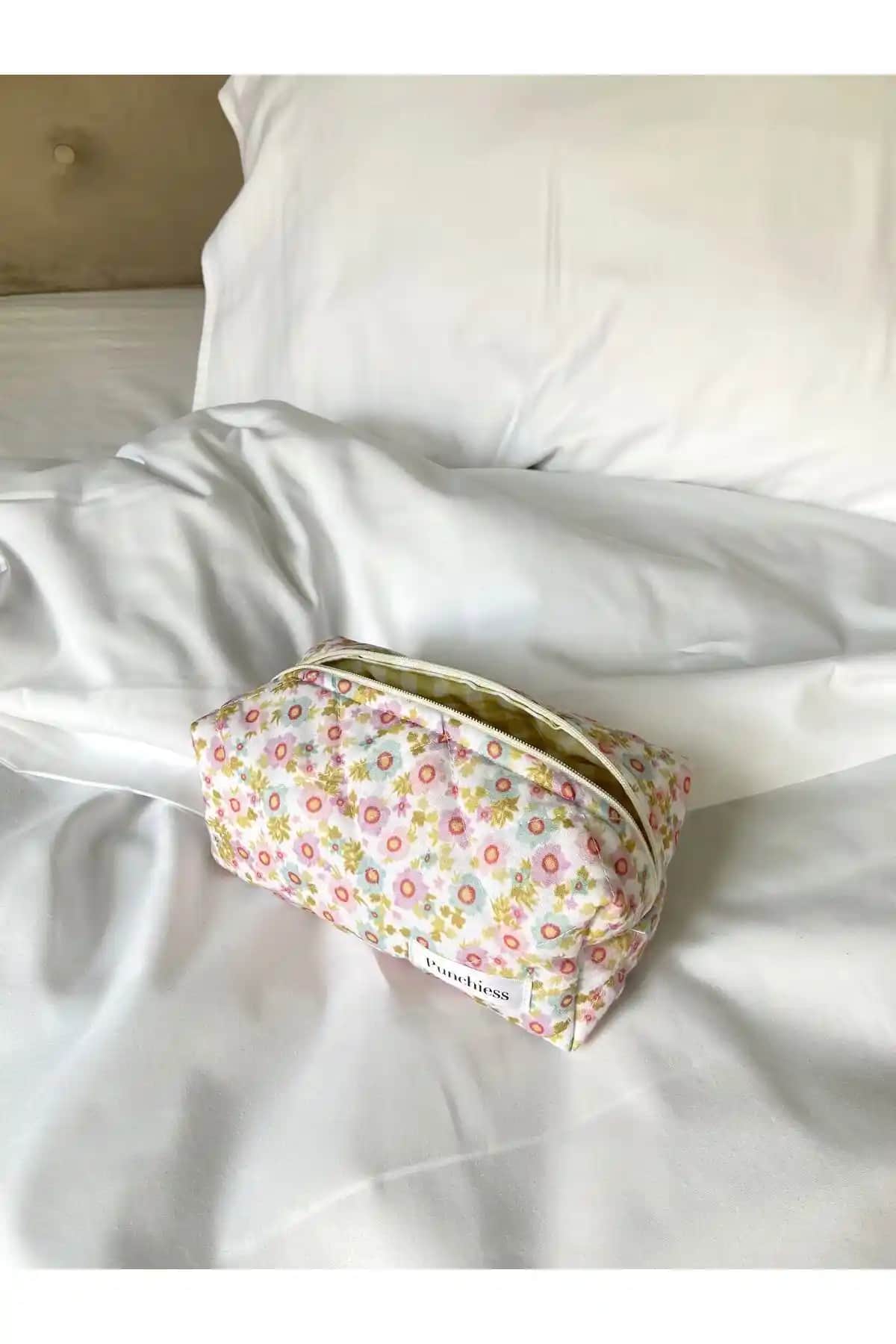Punchiess Pastel Çiçek Desenli Makyaj Çantası: Şıklık ve İşlevselliğin Buluşması