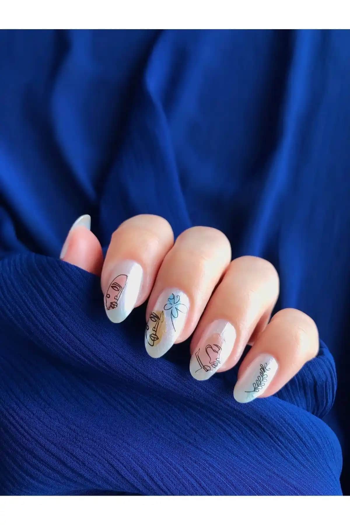 Renkli Çizgi Yüzler-2 Tırnak Dövmesi: Şık ve Pratik Tırnak Dekorasyonu Çözümü