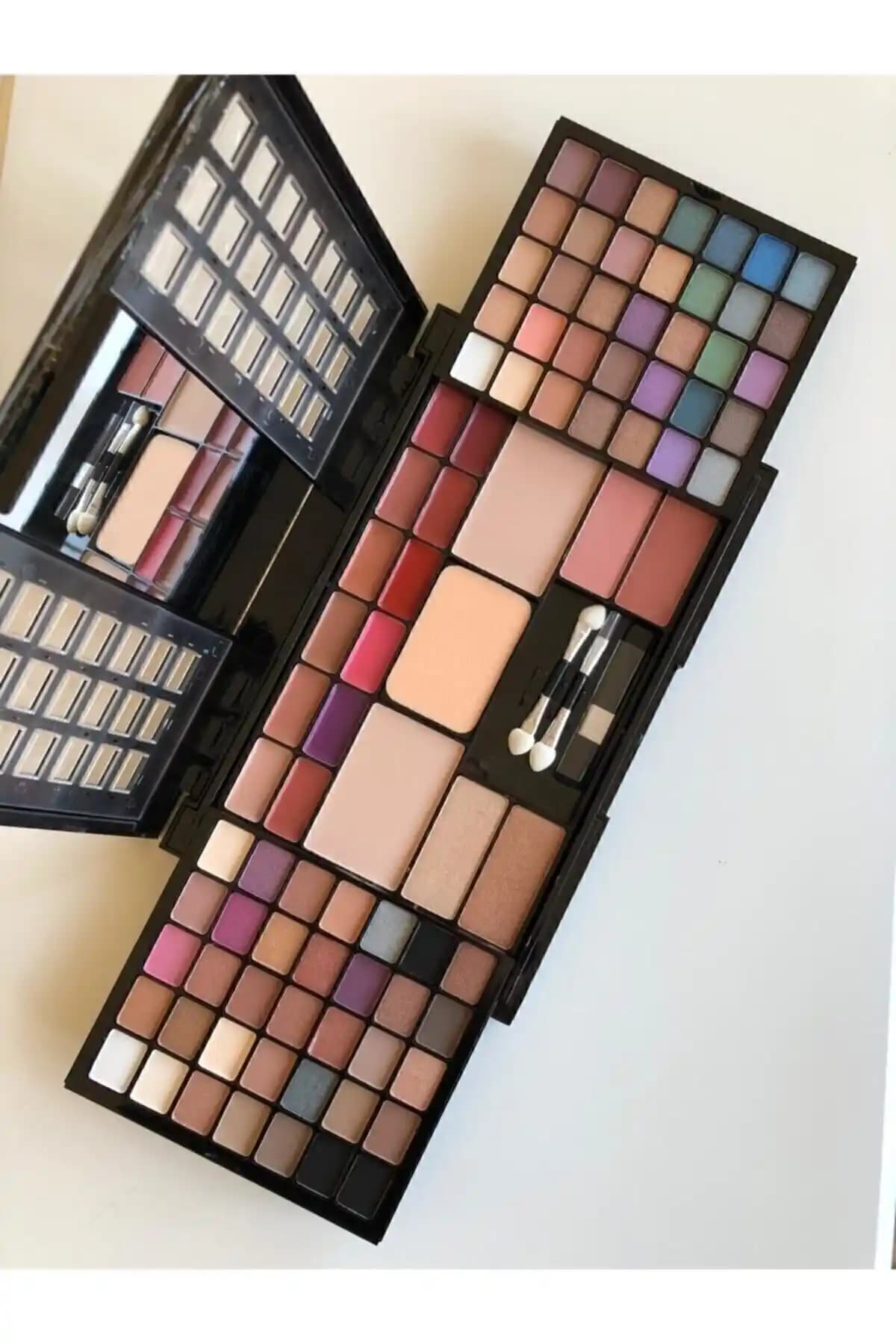 Roesıa Rose Cosmetics Makyaj Seti: Çok Yönlü ve Kaliteli Makyaj Malzemeleri