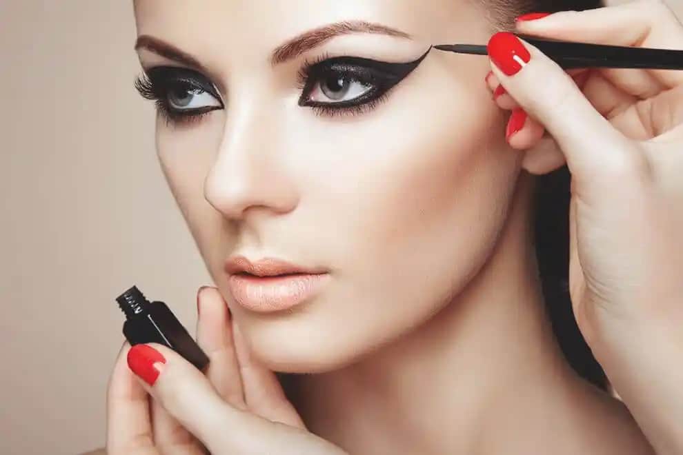 Eyeliner Nedir ve Göz Makyajında Doğru Kullanım Yöntemleri