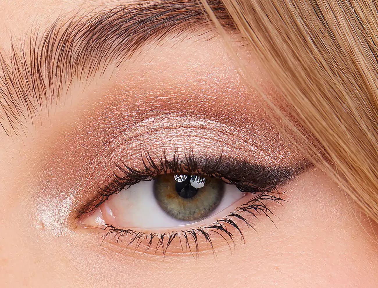 Eyeliner Seçimi ve Uygulama Rehberi: Gözlerinizi Vurgulamanın En İyi Yolları