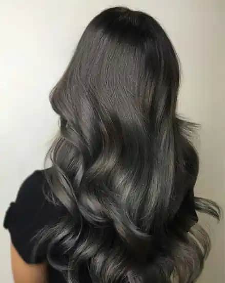 Kadife Siyah Saç Rengi: Derinlik ve Zarafetin Modern Yansıması