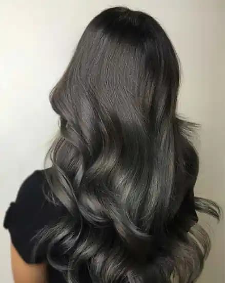 Kadife Siyah Saç Rengi: Derinlik ve Zarafetin Modern Yansıması