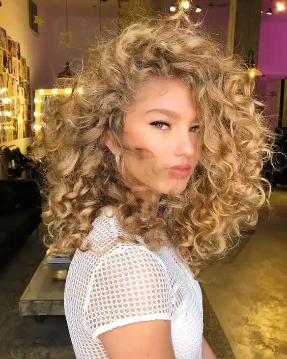 Kıvırcık Saçlar İçin En İyi Renk Önerileri ve Stil İpuçları