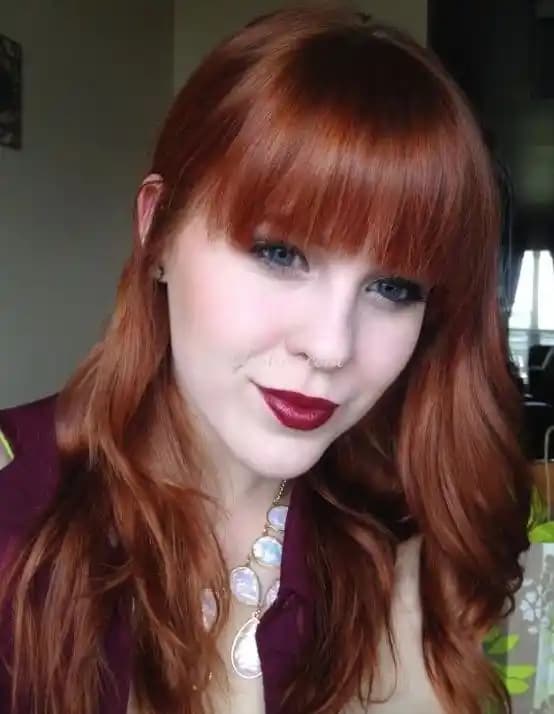 Koyu Bakır Kızıl Saç Rengi: Doğal Güzellik ve Bakım İpuçlarıyla Şık Bir Görünüm