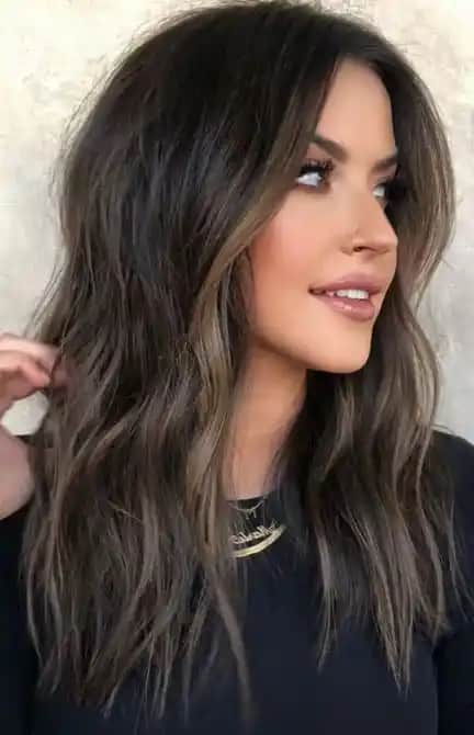 Küllü Koyu Kumral Saç Rengi: Özellikleri, Uygulama ve Bakım İpuçları