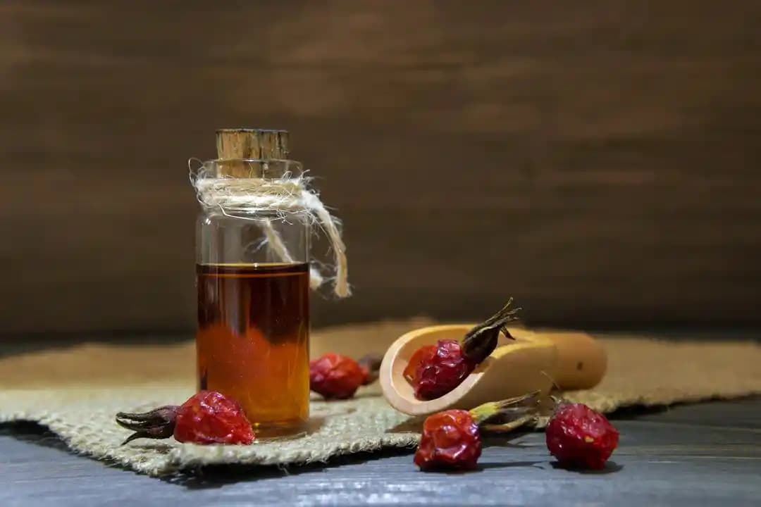 Kuşburnu Yağı Faydaları ve Kullanım Yöntemleriyle Doğal Güzellik Sırları