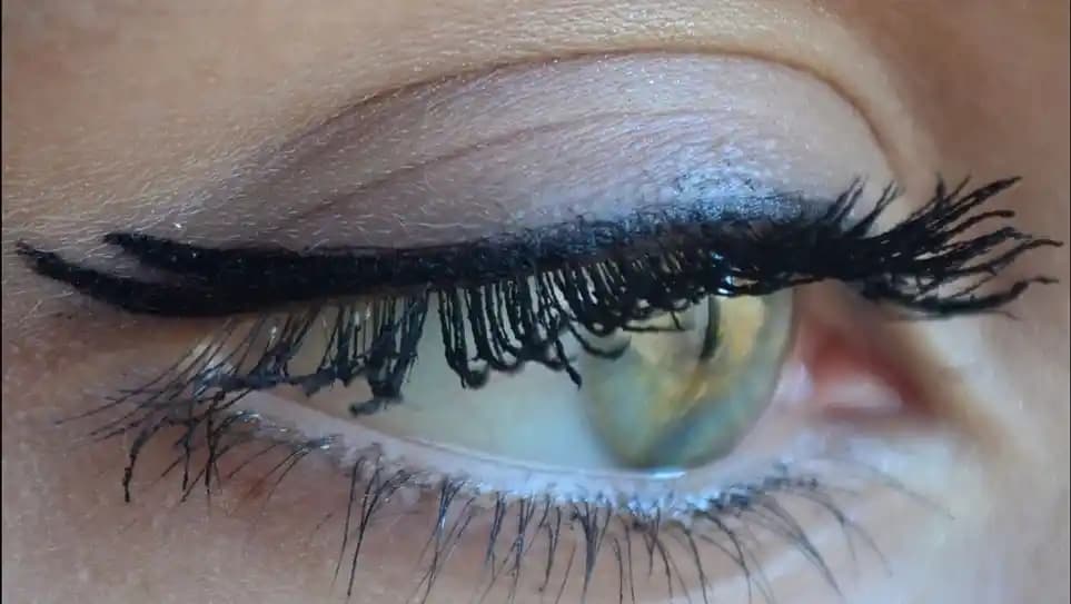 Kuyruklu Eyeliner Uygulama Rehberi: Gözlerinize Çekicilik Katmanın En İyi Yolları