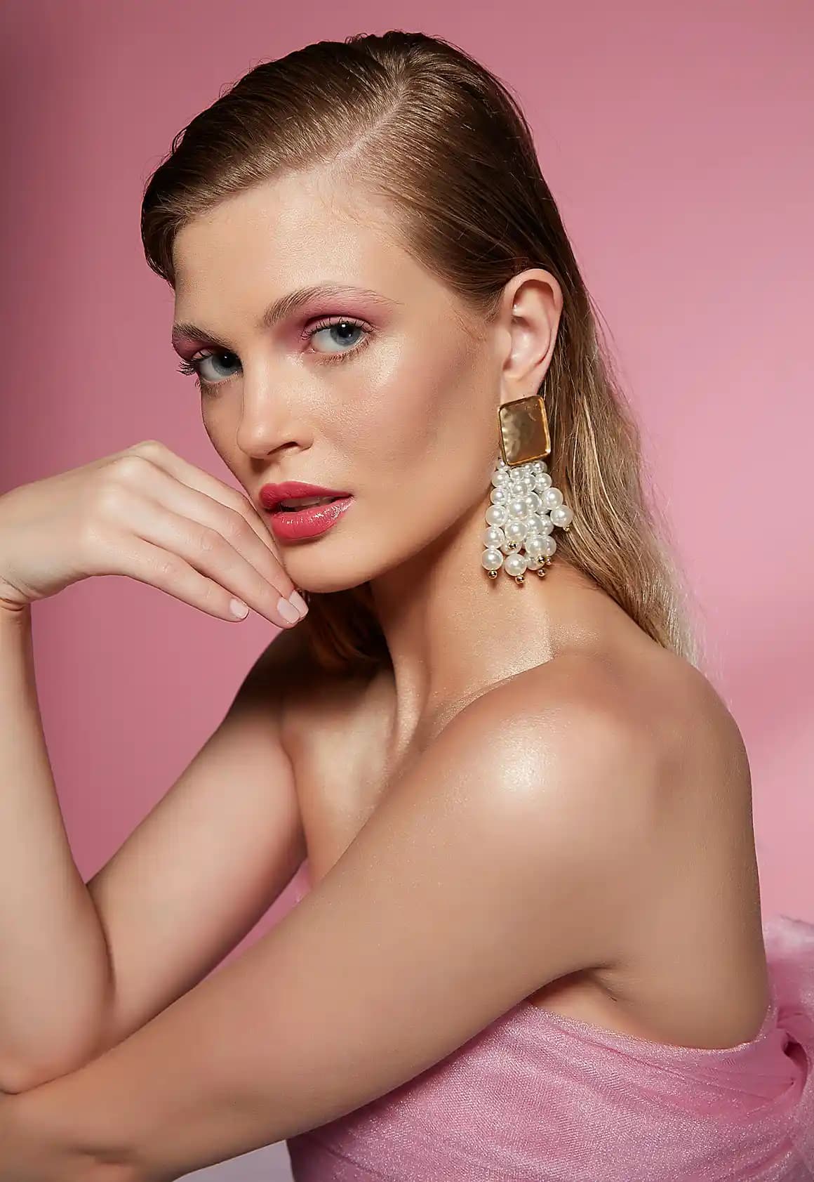 Makyajlı Yüz Teknikleri ve Ürünlerle Kusursuz Görünüm Yaratma Rehberi