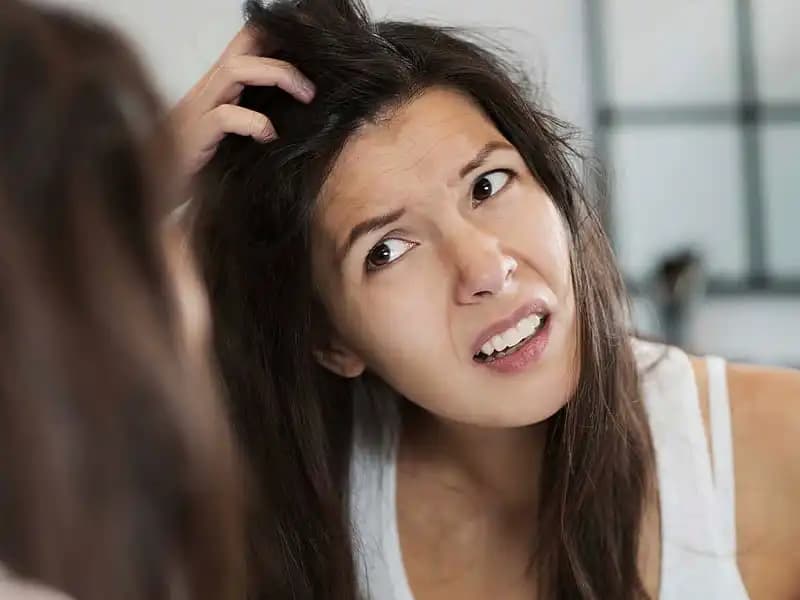 Saç Derisinde Pullanma ve Kepek Sorunu: Nedenleri ve Çözüm Yolları