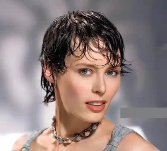 Saçı ıslak gösteren köpükler: modern saç şekillendirmede etkili ve doğal çözümler