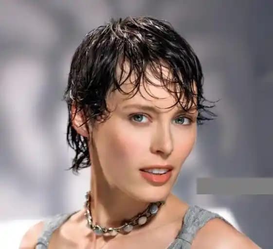 Saçı ıslak gösteren köpükler: modern saç şekillendirmede etkili ve doğal çözümler