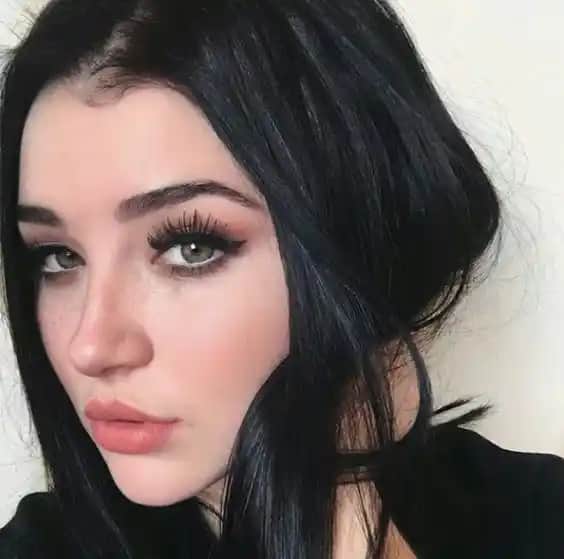 Siyah Saç Renginin Farklı Tonları ve Bakım İpuçlarıyla Güçlü Bir Stil Yaratın