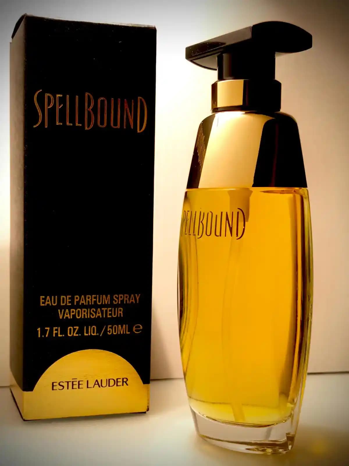 Estée Lauder SpellBound: 1991 Yılında Tanıtılan Unutulmaz Kadın Parfümü