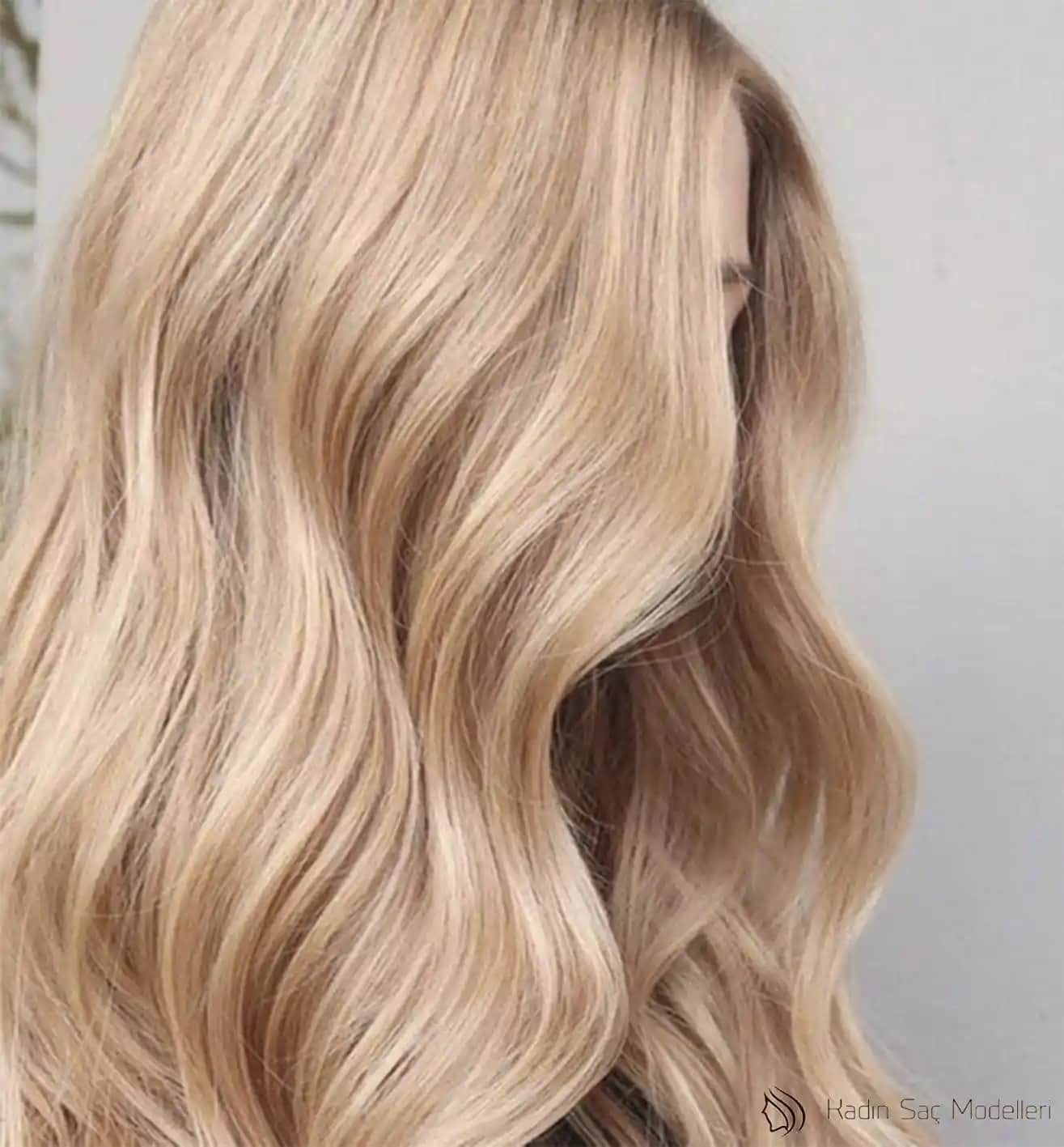 Sıcak Platin Sarısı Saç Rengi: Uygulama ve Bakım İpuçlarıyla Modern Stil Yaratın