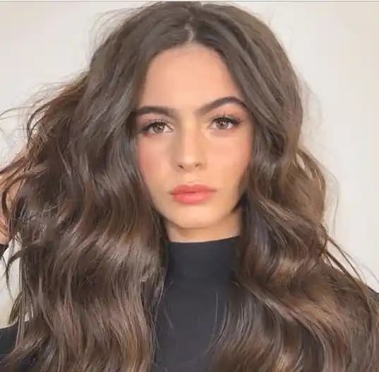 Soğuk Kahve Saç Rengi: Modern ve Şık Bir Trendle Kendinizi Yenileyin