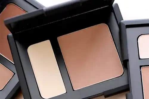 Toz Kontür Kullanımı ve Modelleriyle Yüz Hatlarınızı Belirginleştirme Rehberi