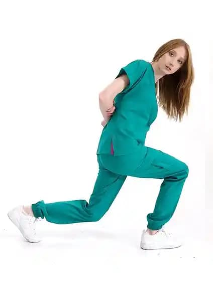 Cerrahi Kıyafetleri Karşılaştırması: Çizgi Medikal ve Simirna Üniforma Ürünleri