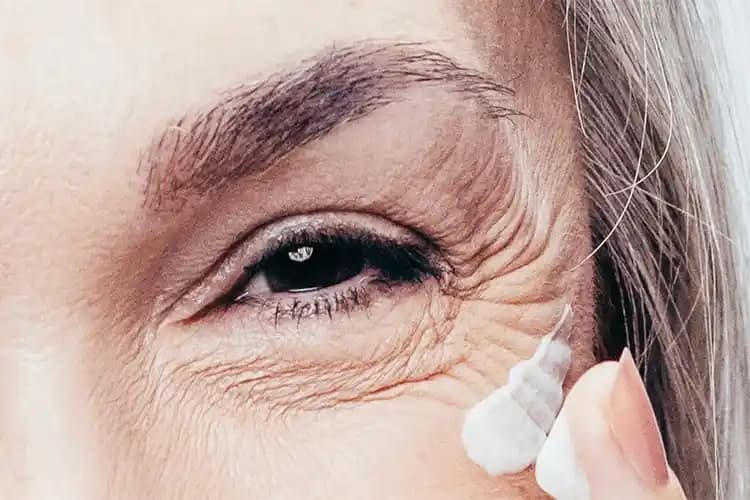 30 Yaş ve Üzeri İçin İnce Çizgilerle Mücadelede Etkili Makyaj ve Cilt Bakım Yöntemleri