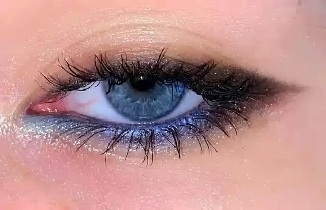 Gözlükle Mavi Far Kullanımı ve Göz Makyajı Teknikleri: Kalıcı ve Uyumlu Görünüm