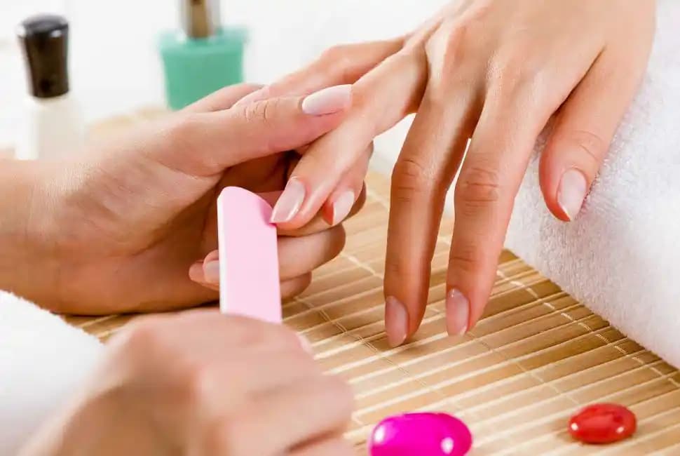İlk Kez Tırnak Bakımı Yaptırmak İsteyenler İçin Sağlıklı ve Estetik Rehber