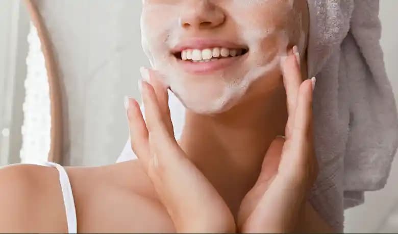 Lavaboda Yüz Yıkama Teknikleri ve Dağınıklığı Önleme Yöntemleri