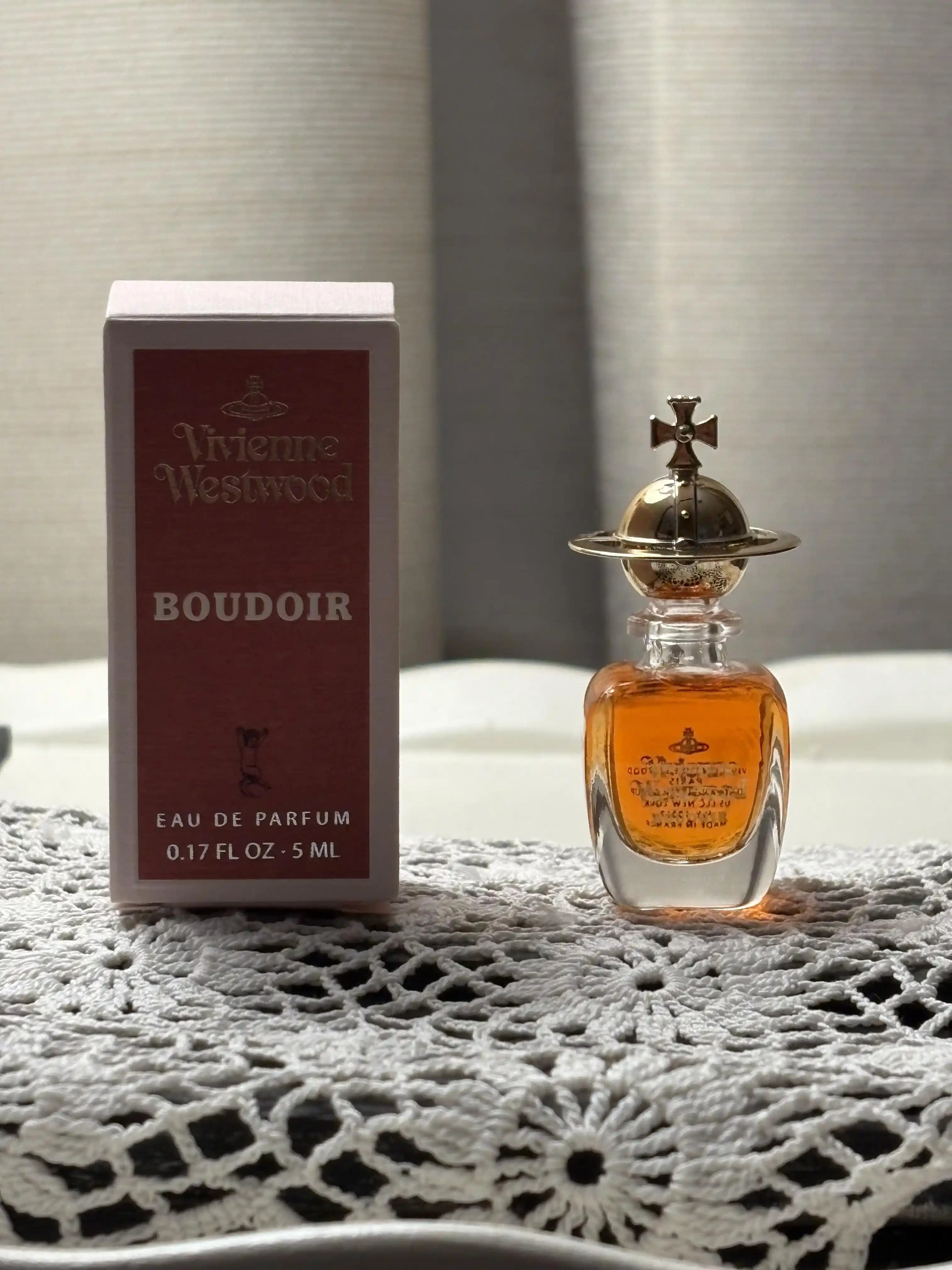 1998 Vivienne Westwood Boudoir Parfümü: Nostaljik ve Cesur Uniseks Koku Deneyimi