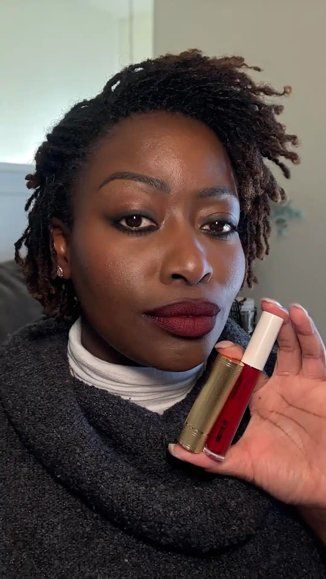 Cesur Eyeliner ve Canlı Dudaklarla Dengeli Makyajın Önemi ve Ürün Seçimi