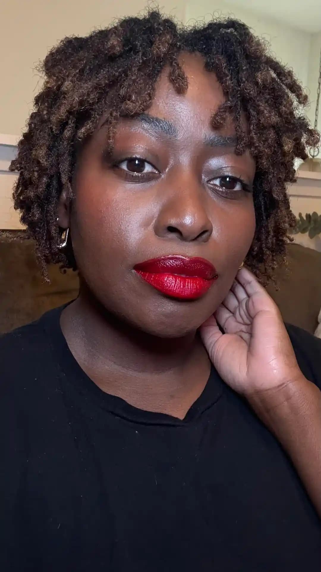 Cesur Ruj ile Hızlı ve Basit Makyajda Etkileyici ve Doğal Görünüm Yaratma