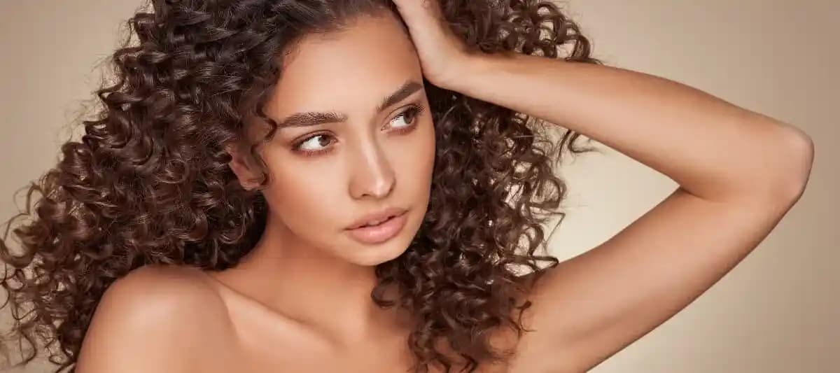 Düzleştirilmiş Kıvırcık Saçlarda Kuru ve Islak Fırçalamanın Saç Sağlığına Etkileri